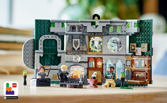 Slika LEGO® HARRY POTTER™ 76410 Zastava doma Slytherin™