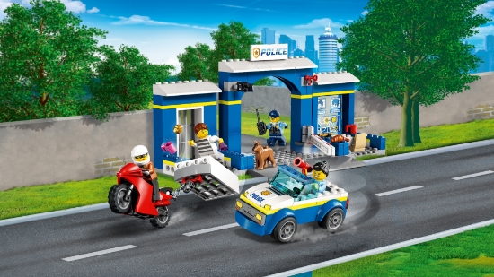 Slika LEGO® CITY 60370 Potjera ispred policijske postaje