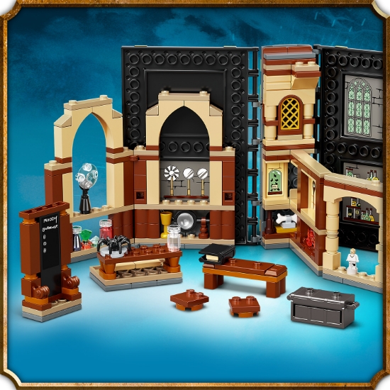 Slika LEGO® HARRY POTTER™ 76397 Trenutak iz Hogwartsa: Sat Obrane