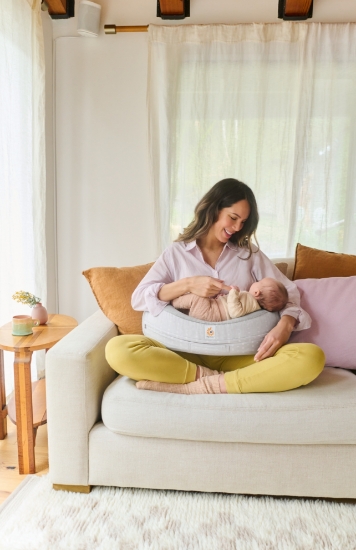 Slika Ergobaby jastuk za dojenje s pojasom Moonlight Grey