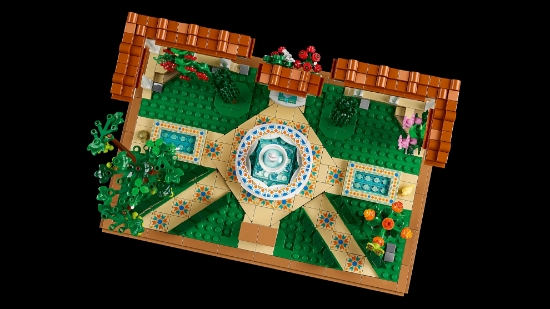 Slika LEGO® ICONS 10359 Vrt s fontanom