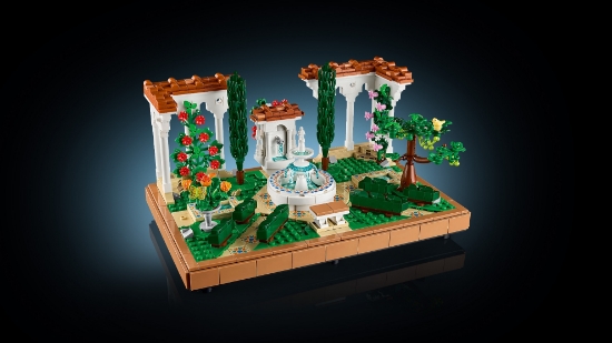 Slika LEGO® ICONS 10359 Vrt s fontanom