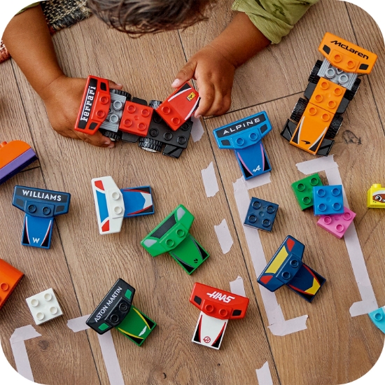 Slika LEGO® DUPLO® 10445 Trkaći automobili i vozači timova za F1®