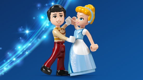 Slika LEGO® DISNEY PRINCESS™ 43275 Pepeljugin dvorac i kočija s konjem