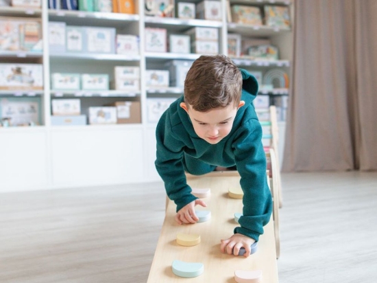 Slika Drvena Montessori ljuljačka 5u1 sa daskom 2u1 - komplet svježe boje