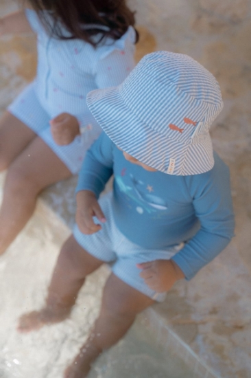 Slika Reverzibilni šeširić Stripes Ocean Blue 3 - Little Dutch