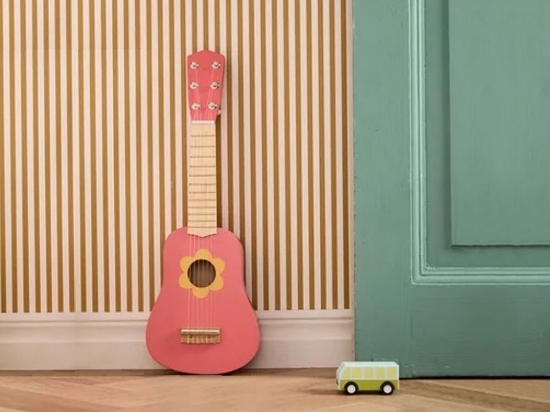 Slika Dječja gitara – ružičasta s cvijetom