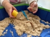 Slika Kinetički pijesak s posudom za pijesak i kalupima