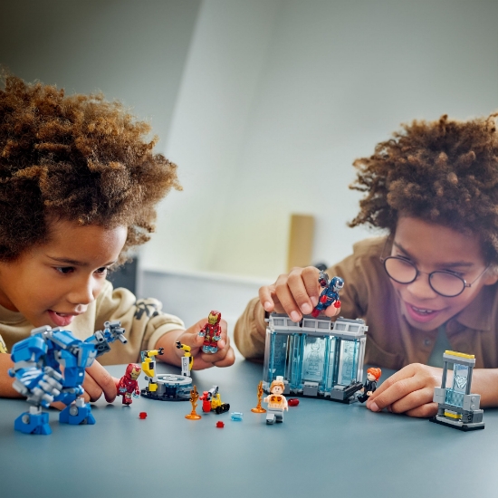 Slika LEGO® SUPER HEROES 76315 Iron Manov laboratorij: Dvorana oklopa