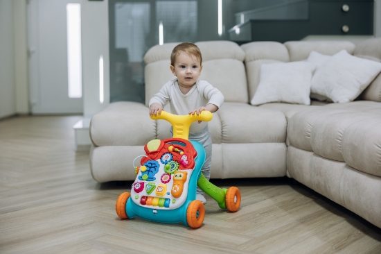 Slika Hodalica i interaktivni stol Walk&amp;Play 2u1, multicolor 85994 FREE 2 PLAY 