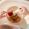 Slika Set žlica i vilica od čelika i slikona s graničnikom 12m+, bež BabyOno 
