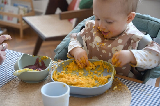Slika Silikonski Set za Jelo 4-djelni Pebble - Beaba