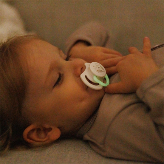 Slika Ortodontska simetrična duda GLOW 18 mj+, 2 kom BabyOno 