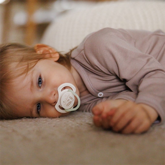 Slika Ortodontska simetrična duda GLOW 18 mj+, 2 kom BabyOno 