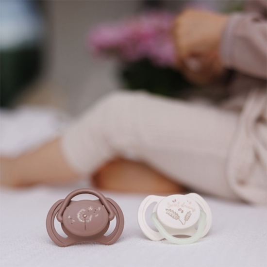 Slika Ortodontska simetrična duda GLOW 18 mj+, 2 kom BabyOno 