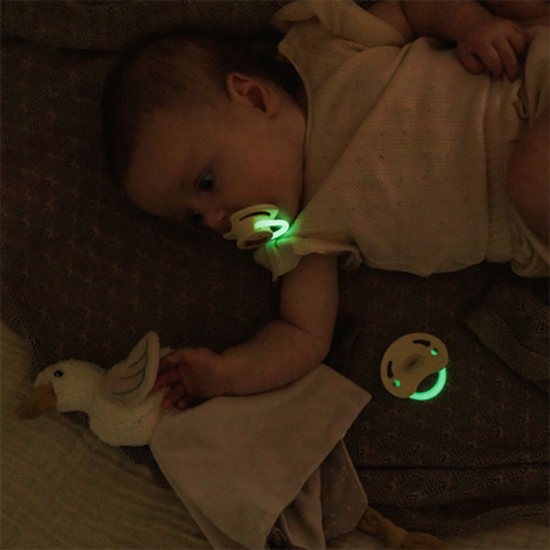 Slika Ortodontska simetrična duda GLOW 0-6 mj, 2 kom BabyOno 