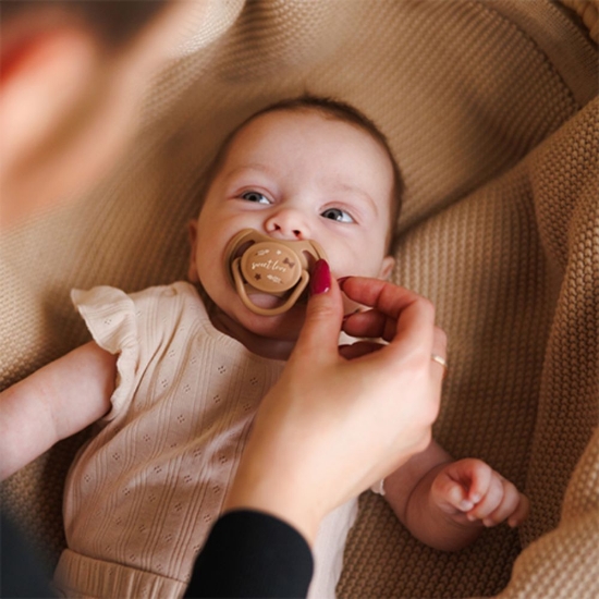 Slika Ortodontska simetrična duda GLOW 0-6 mj, 2 kom BabyOno 