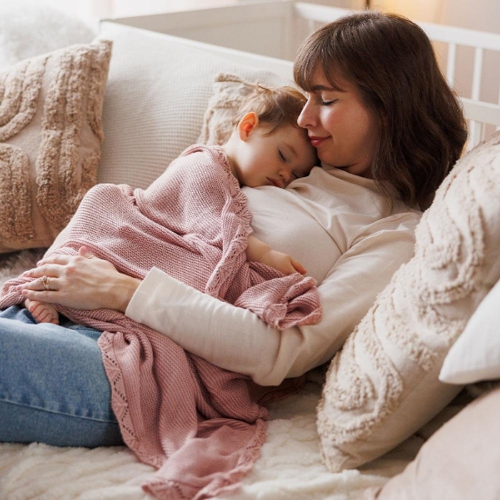 Slika Pletena bambus dekica s volanom 75x100 cm, roza BabyOno 