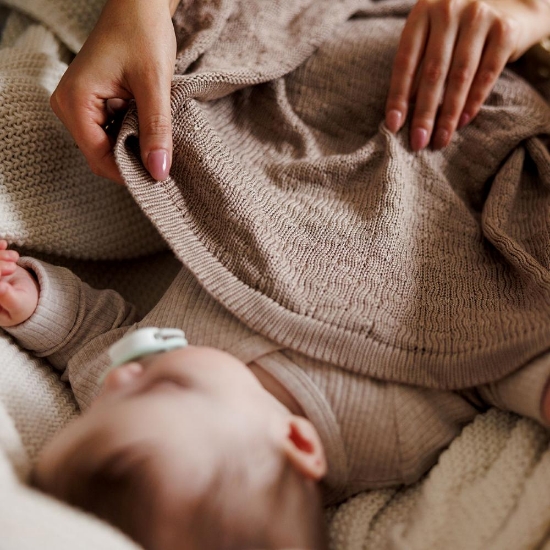 Slika Pletena bambus dekica 75x100 cm, tamno bež BabyOno 