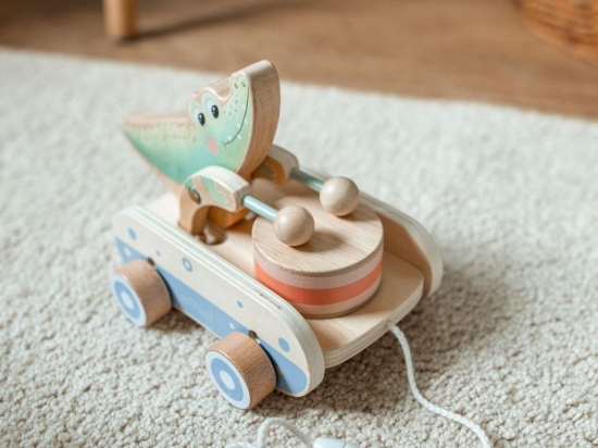 Slika Drvena igračka na povlačenje – bubnjajući krokodil