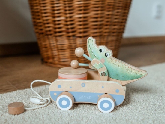 Slika Drvena igračka na povlačenje – bubnjajući krokodil