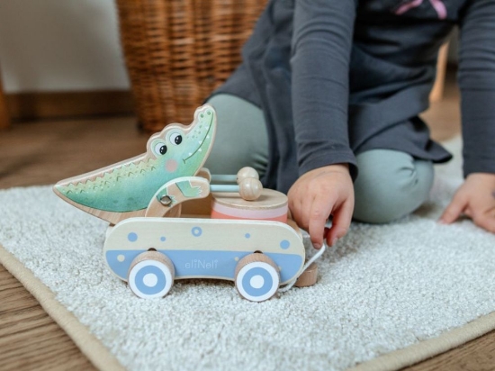 Slika Drvena igračka na povlačenje – bubnjajući krokodil