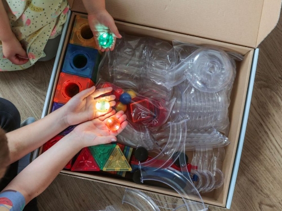 Slika Magnetski građevni set EliFix Fresh – kuglična staza, 222 dijela + svjetleće kuglice