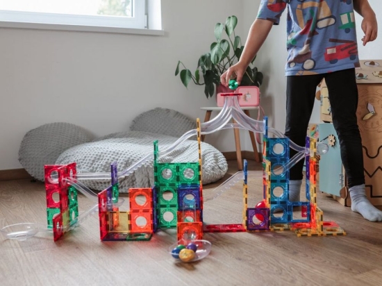 Slika Magnetski građevni set EliFix Fresh – kuglična staza, 222 dijela + svjetleće kuglice