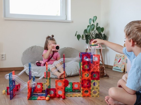 Slika Magnetski građevni set EliFix Fresh – kuglična staza, 222 dijela + svjetleće kuglice