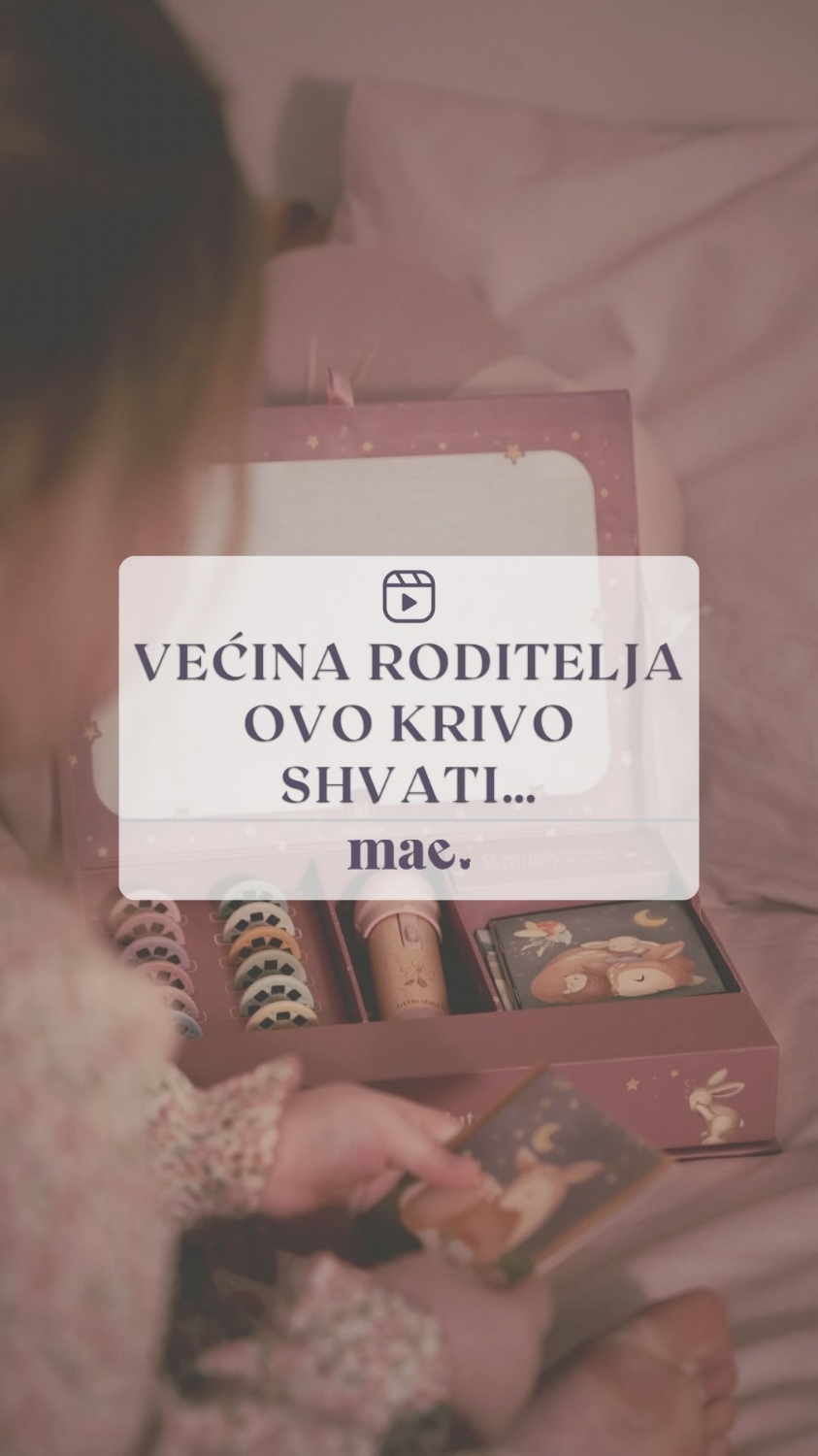 Većina roditelja misli da ovaj projektor priča priče…👉 ali ne priča 🙂I upravo u tome je njegova čar. ✨Umjesto gotovih priča, djeca gledaju projekcije i sama stvaraju svoje priče — razvijaju maštu, govor i kreativnost na potpuno prirodan način.P...