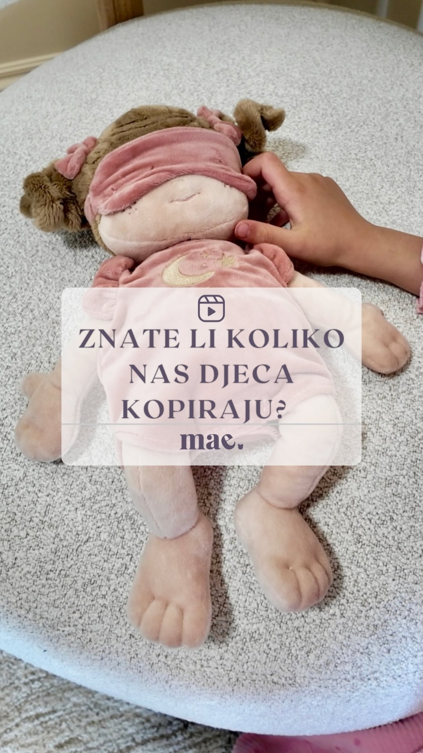 Djeca najviše uče kroz ono što vide kod nas – naše pokrete, rutine i nježnosti često pretvaraju u svoju igru 💕Baš zato lutke za djecu poput ove postaju puno više od obične igračke – one postaju njihova mala “beba” o kojoj brinu, hrane, uspavljuju i ...