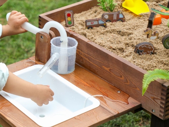Slika Povišeni pješčanik na nogama