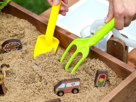 Slika Povišeni pješčanik na nogama