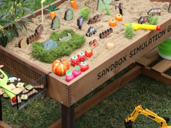 Slika Povišeni pješčanik na nogama