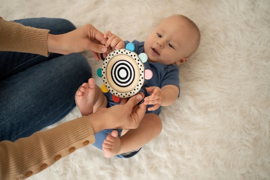 Slika Manhattan Toy Grasp & See Mirror ogledalo