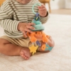 Slika Plišana zvečka i grickalica Pull & Shake Jittery Pal - Hermit Crab Infantino 