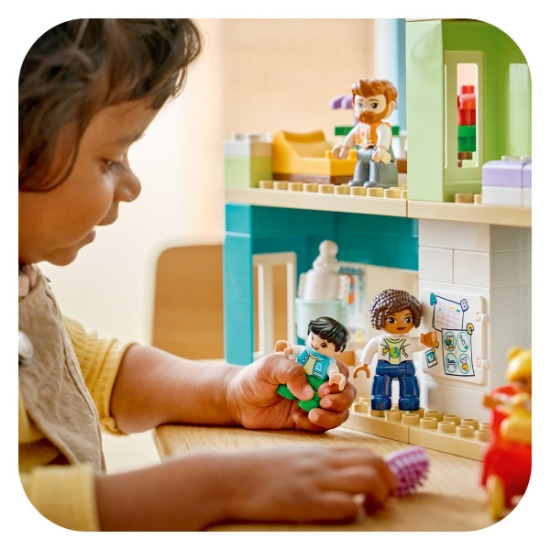 Slika LEGO® DUPLO® 10470 Moderna obiteljska kuća 3-u-1 s figurama