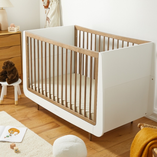Slika Kot Skandi Set 2u1 - Krevetić + komoda za prematanje - White/Walnut - Snuz